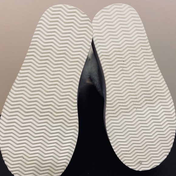 Girls boots w/ fuzzy lining.Old Navy.Size:13 Grey - Picture 4 of 8